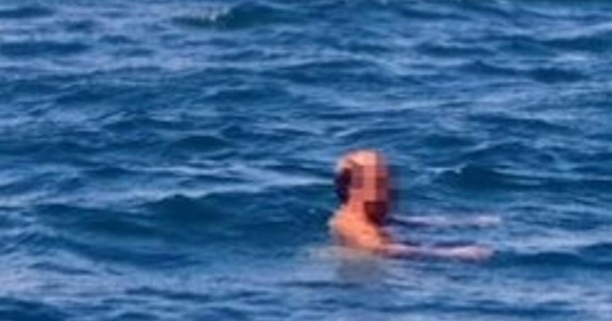 Nada desnudo 5 horas para evitar ser detenido
