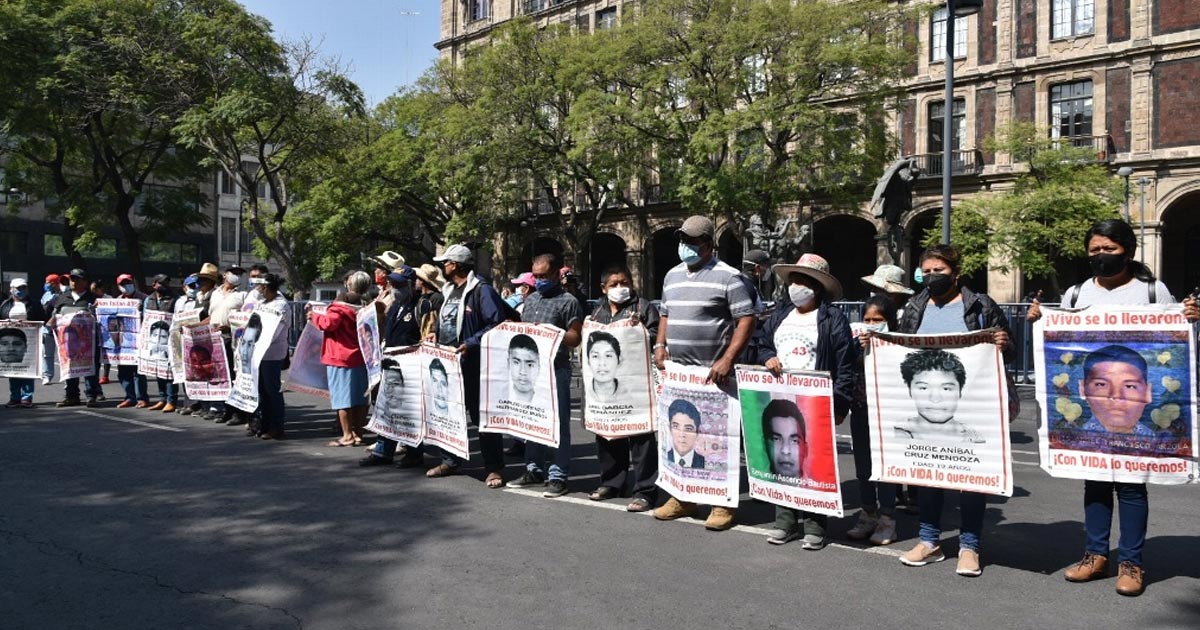 Padres de normalistas protestan