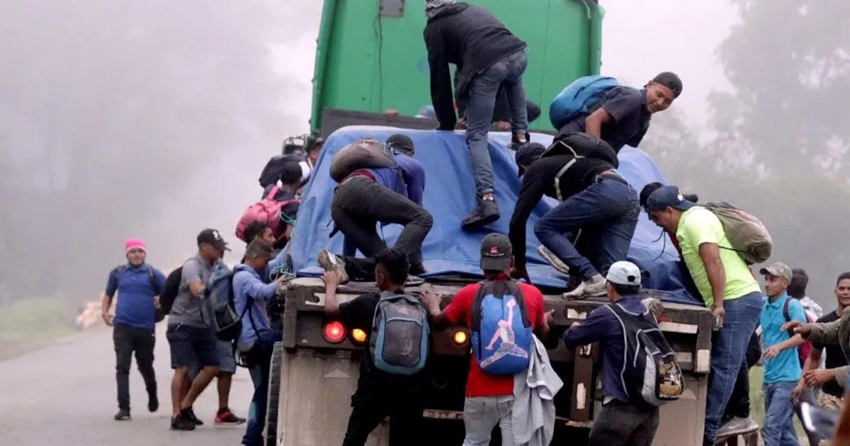 Rescatan a 12 migrantes varados en montaña de frontera de México con EEUU