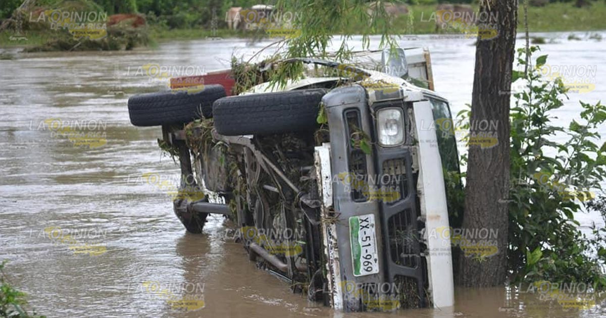 Rescatan a 3 personas atrapadas por la creciente