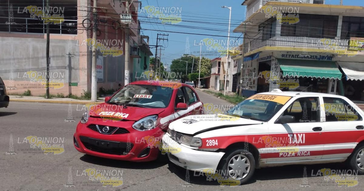 Chocan dos taxis en el Ruiz Cortines