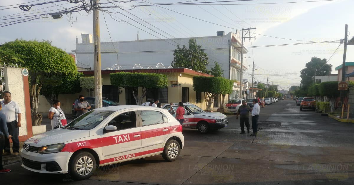 Taxis chocan en la zona centro de Poza Rica