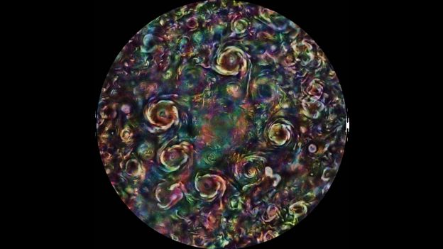 La espectacular imagen de "ciclones de color" en el polo norte de Júpiter