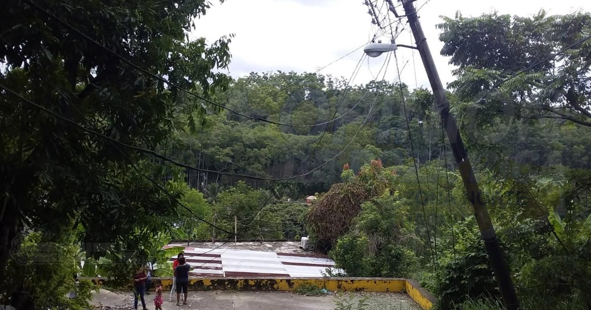 Temen una tragedia por un poste de CFE a punto de caer sobre una vivienda