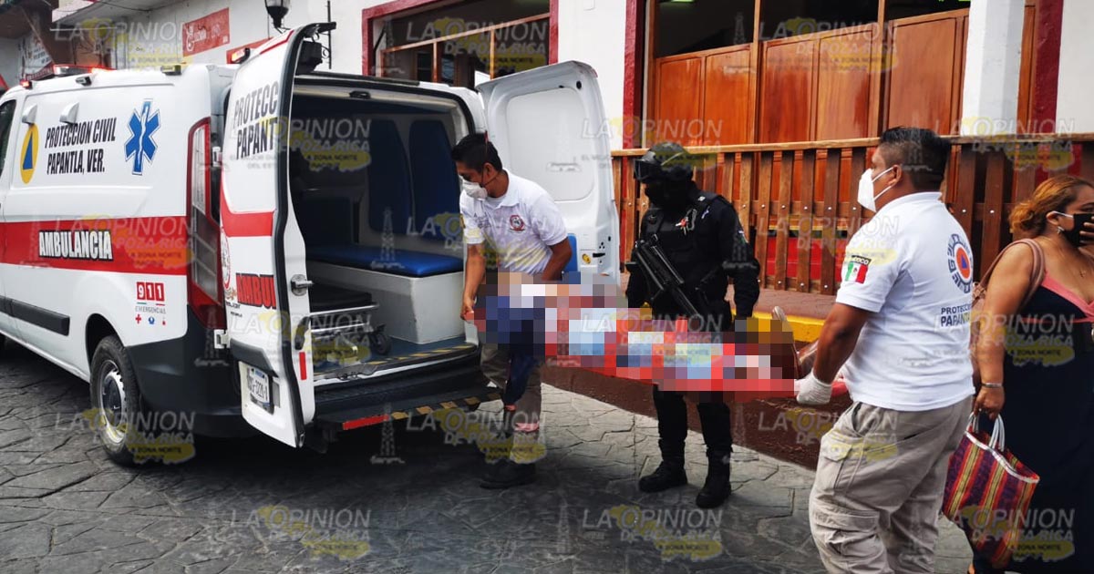 Trabajador se desvanece en la banqueta