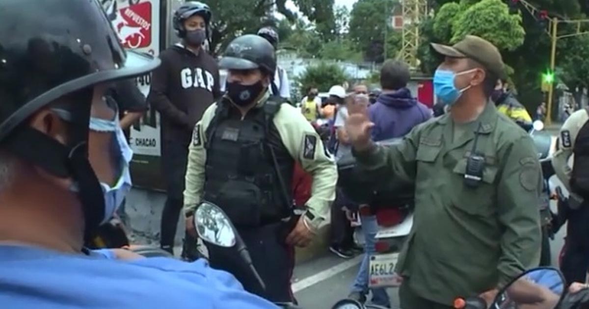 Tras escasez, denuncian abusos policiacos al intentar cargar gasolina