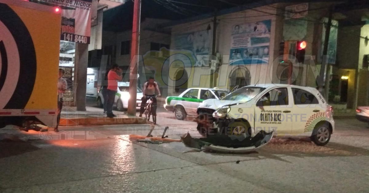 Pasajera resulta herida al chocar taxi donde viajaba