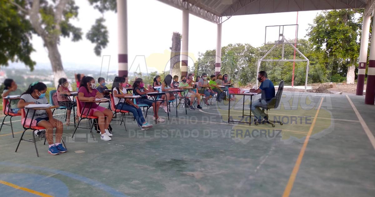 Niños acuden a la escuela y se adaptan a la nueva normalidad