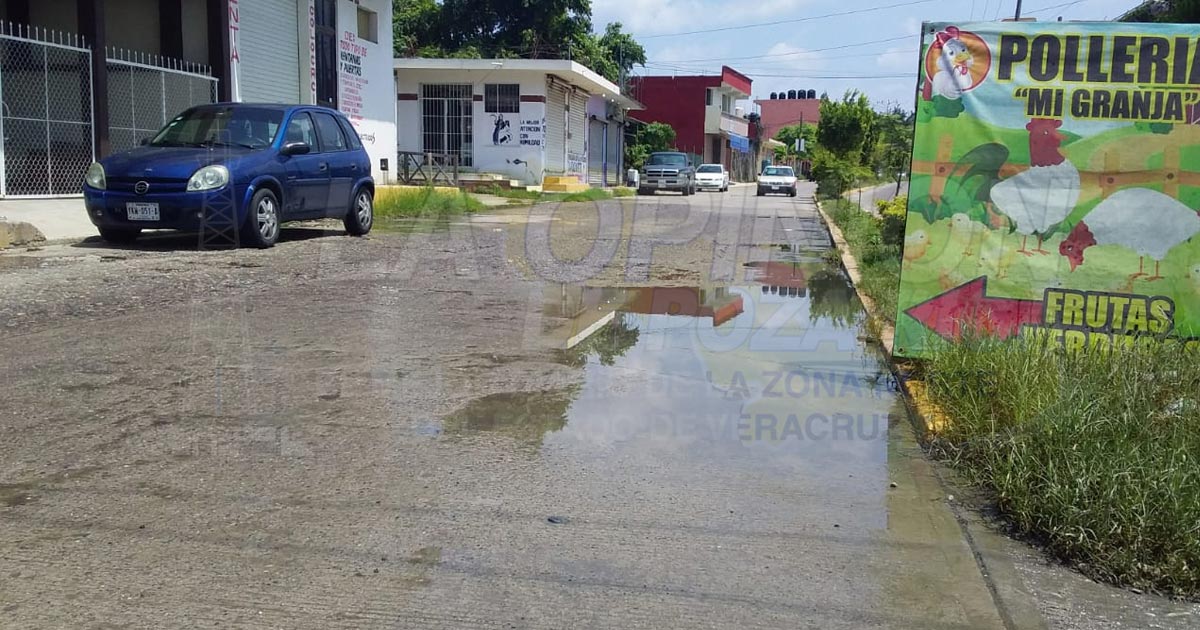 Colapsa drenaje y contamina calle en Kawatzin, Coatzintla