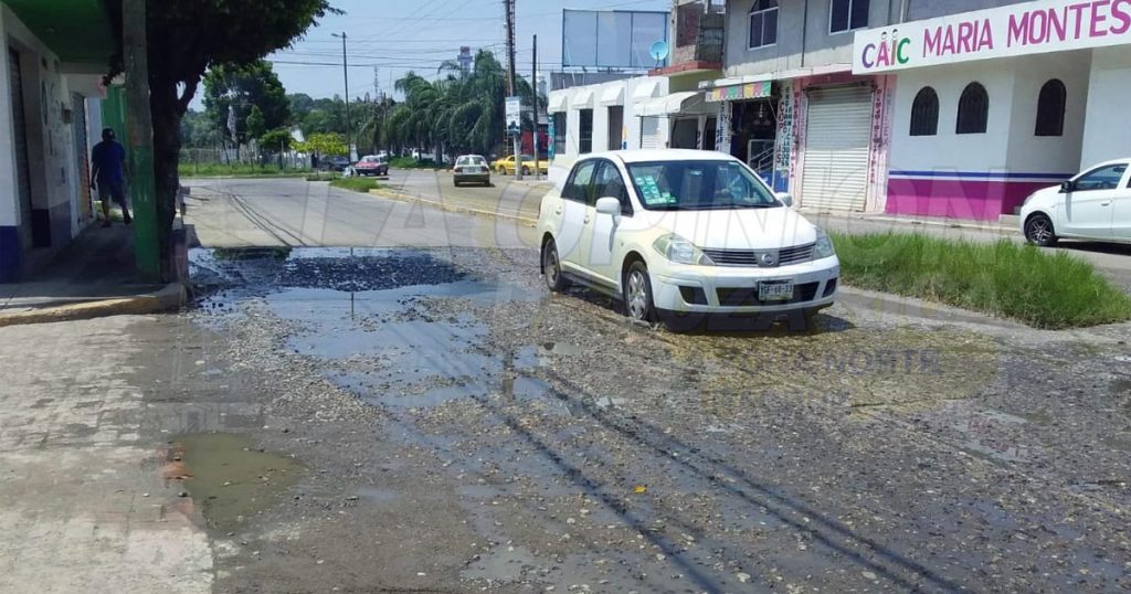 Colapsa drenaje y contamina calle en Kawatzin, Coatzintla