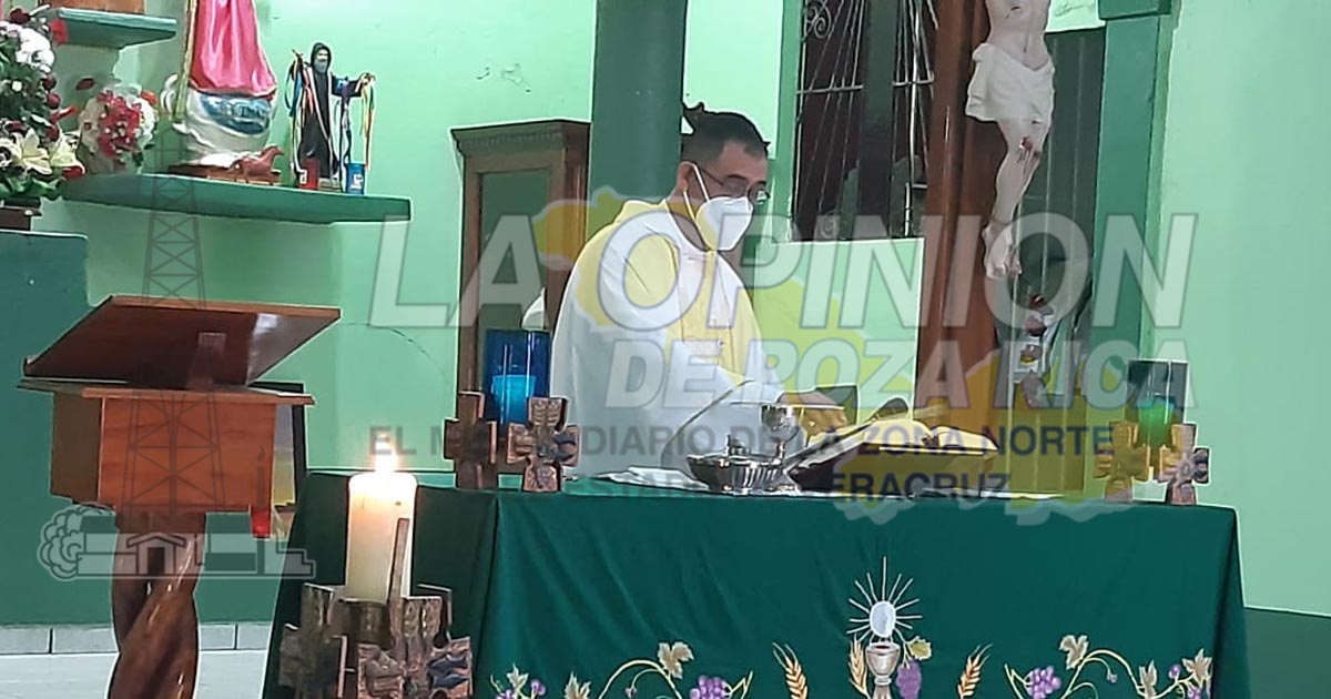 Con aplausos feligreses despiden al padre Toño; fue trasferido a otra parroquia