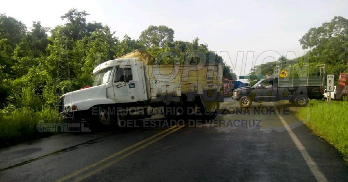Camión de volteo obstruye carril de la Tuxpan-Tampico
