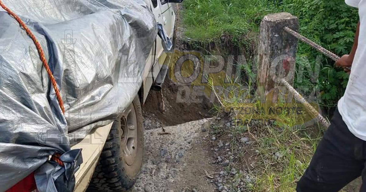 Camioneta a punto de caer al arroyo.