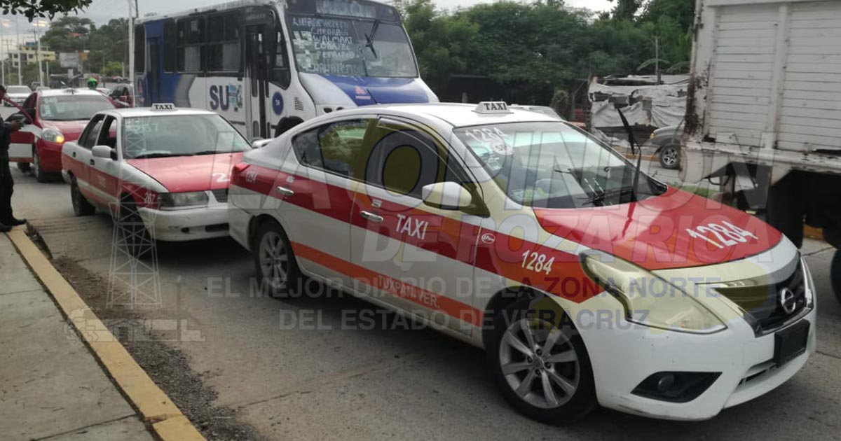 Chocan taxis por alcance