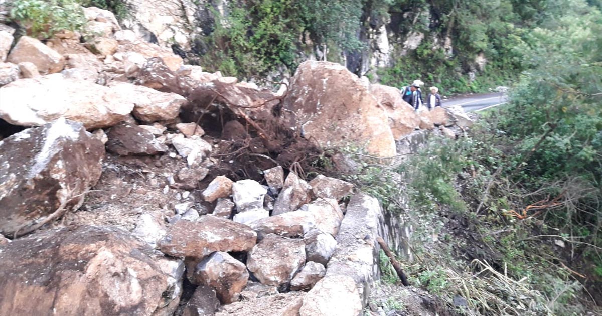 Montaña se desgaja, deja incomunicados a dos pueblos