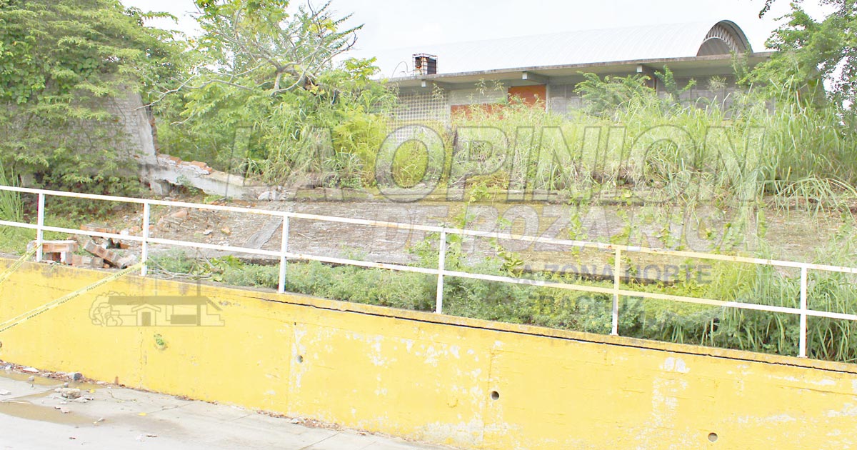 Debido a las intensas lluvias de la madrugada una vivienda y una escuela se derrumban