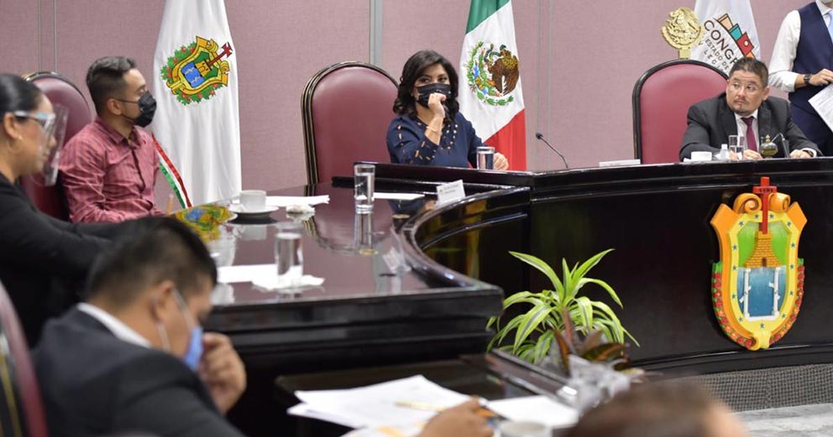 Cédula profesional sería requisito obligatorio en la administración pública