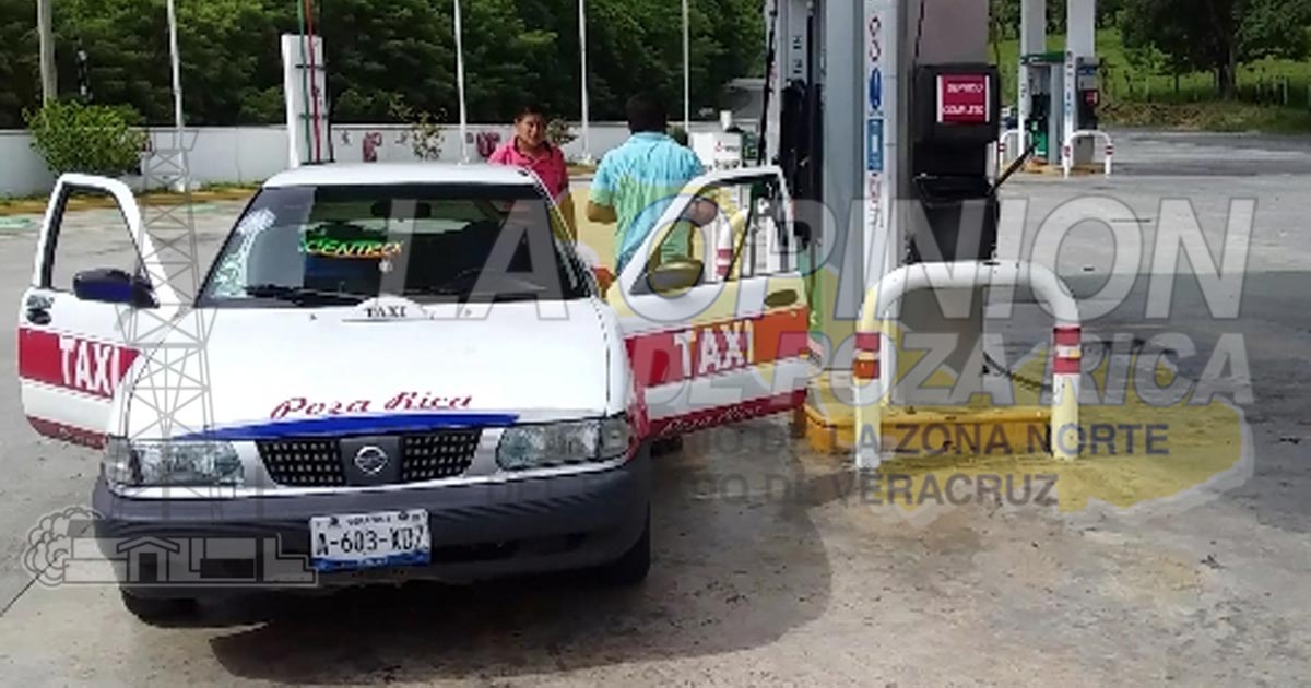 Van contra taxis por cargar gasolina llevando pasajeros a bordo
