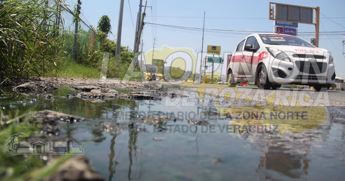 Escurrimiento de aguas negras en corredor comercial