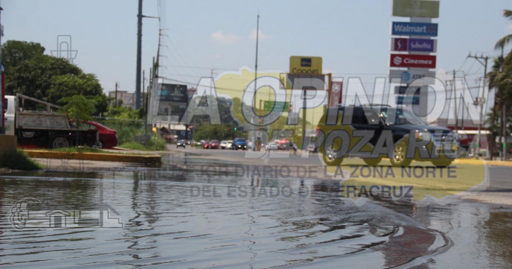 Escurrimiento de aguas negras en corredor comercial