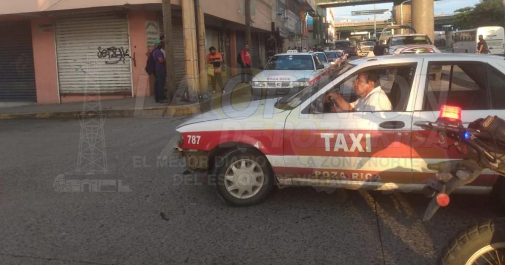 Se impacta motocicleta contra un taxi
