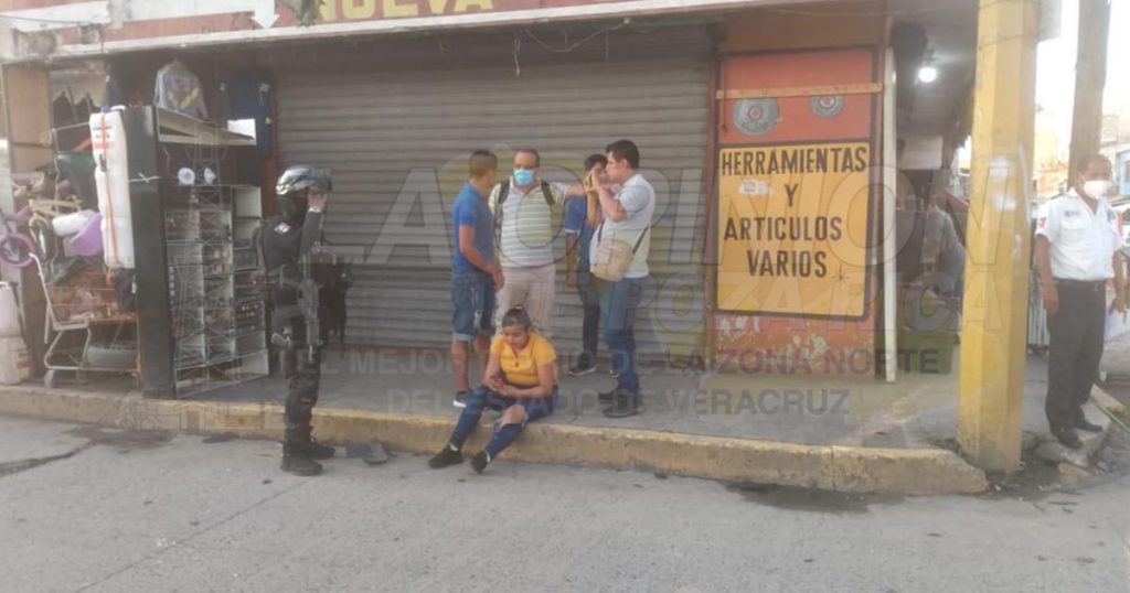 Se impacta motocicleta contra un taxi