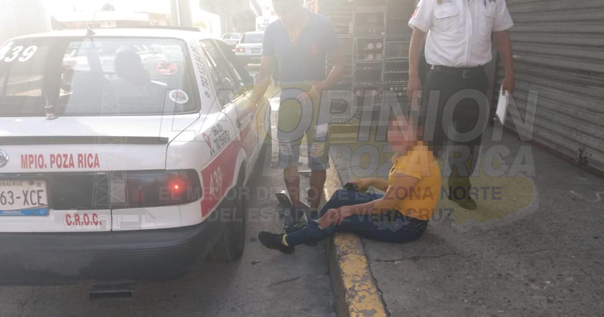 Se impacta motocicleta contra un taxi