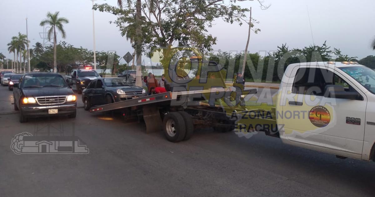 Escolta choca su auto con dos automóviles