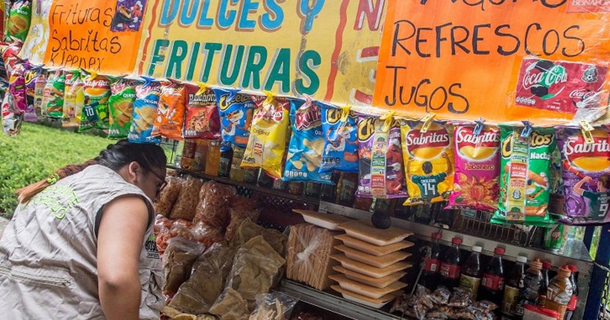 Proponen multar por hasta 86 mil pesos a escuelas que permitan comida chatarra en México