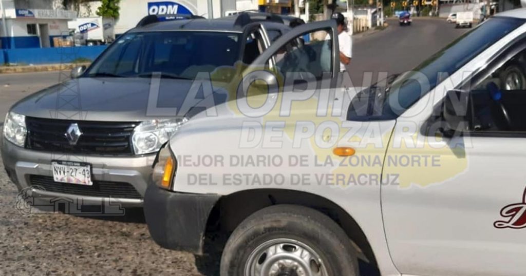 No hace alto y choca