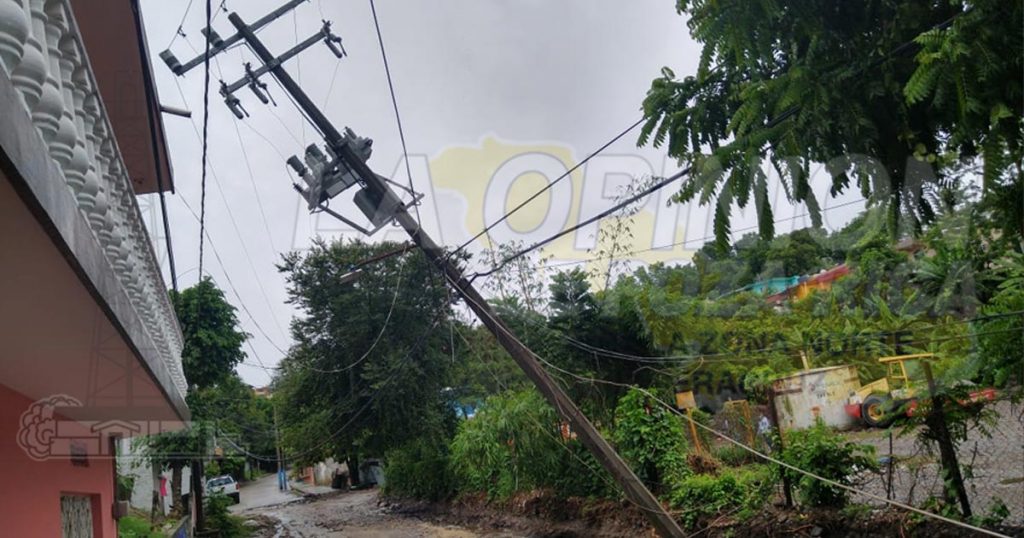 Lluvia casi tumba caída de poste