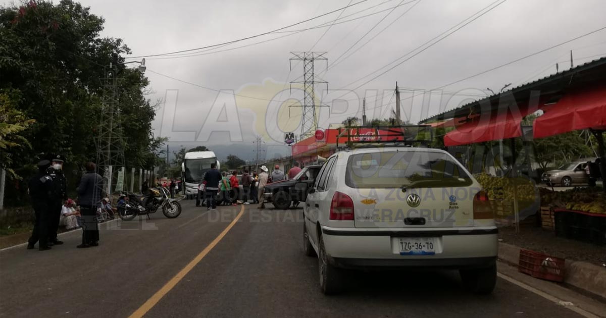 Bloquean carretera Texcapa-Nuevo Necaxa