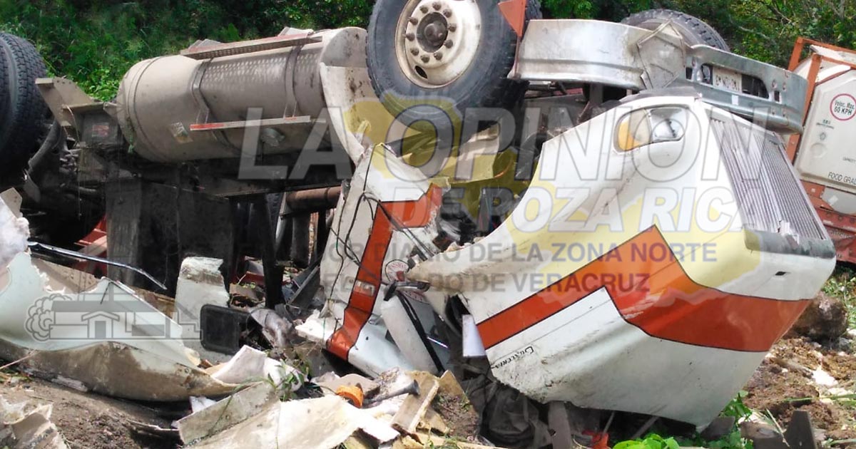 Tráiler se fue al fondo de un barranco en Tancoco