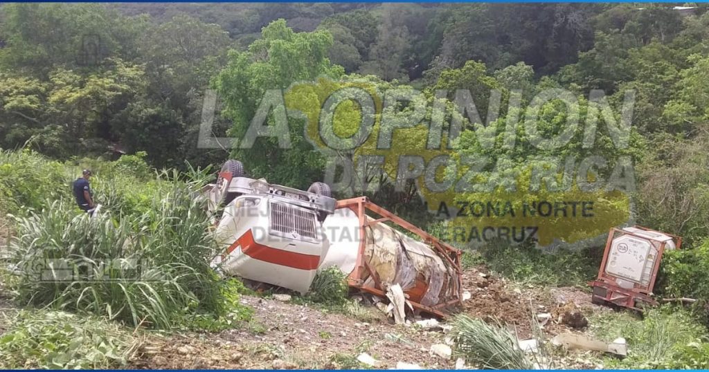 Tráiler se fue al fondo de un barranco en Tancoco