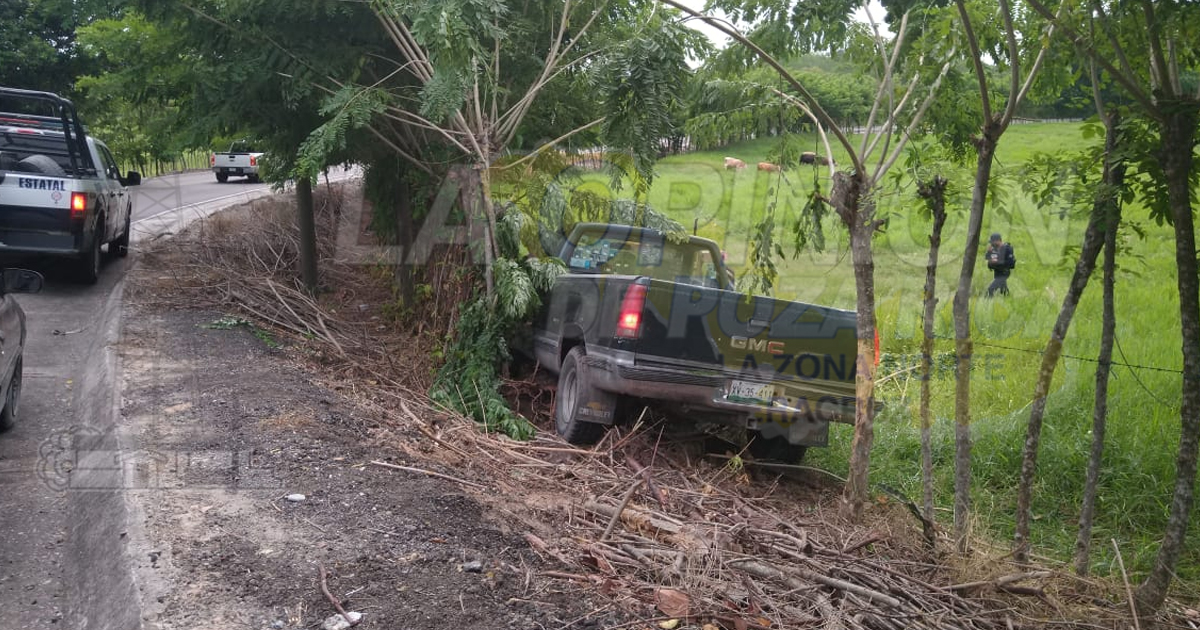 Veloz camioneta se sale del camino