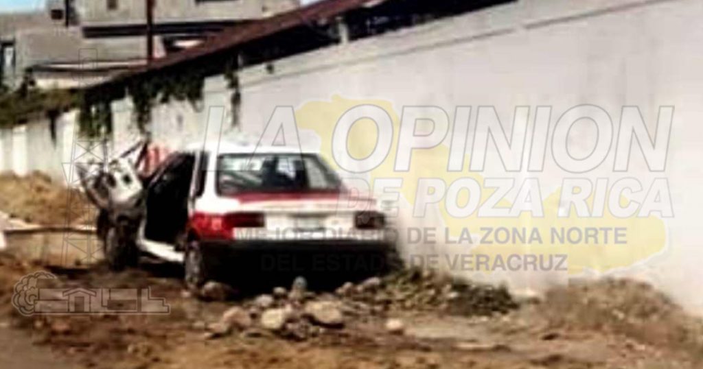 Chofer prensado tras quedar destrozado el taxi en que viajaba