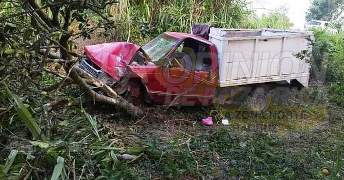 Citricultor acelerado se salió de carretera y se estrella contra un árbol