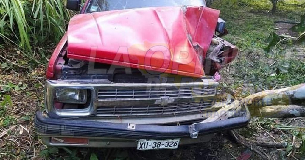Citricultor acelerado se salió de carretera y se estrella contra un árbol