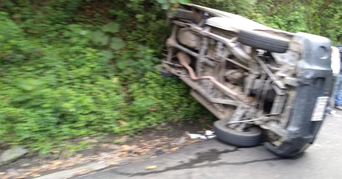 Vuelca camioneta sobre la carretera México-Tampico