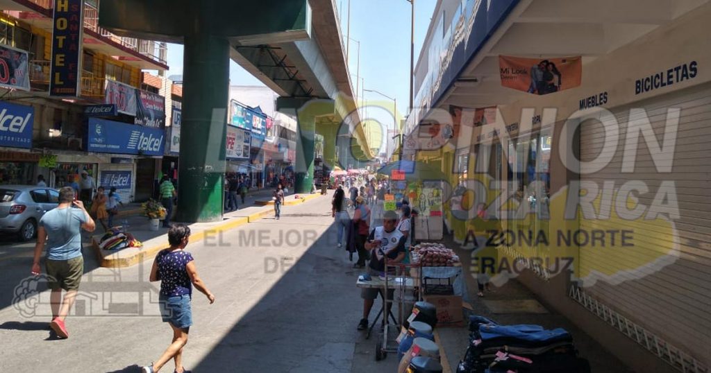 Intenta estrenar en tienda y lo detienen