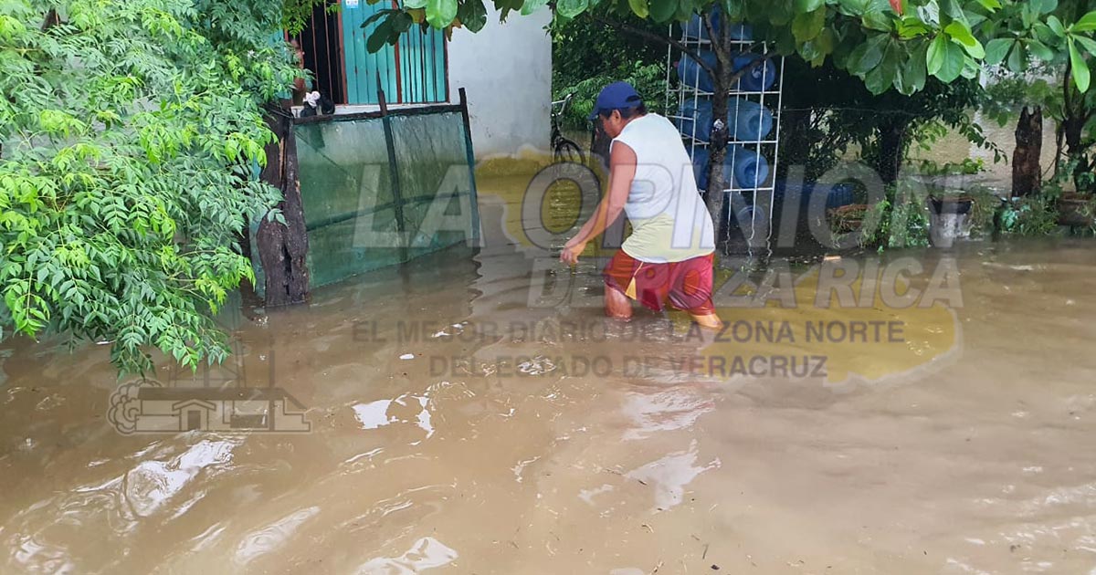 Se inundan vecinos de la comunidad de Poblado y Comalteco