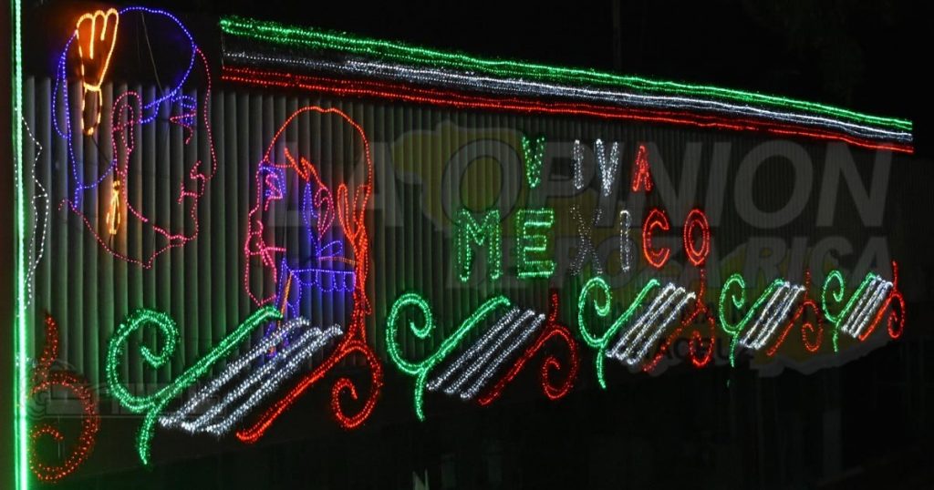 Enciende alcalde Pozarricense luces del mes de septiembre