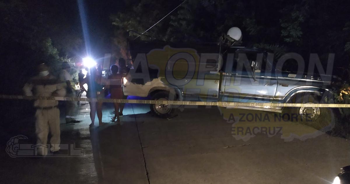 Aparatoso accidente entre taxi y camioneta