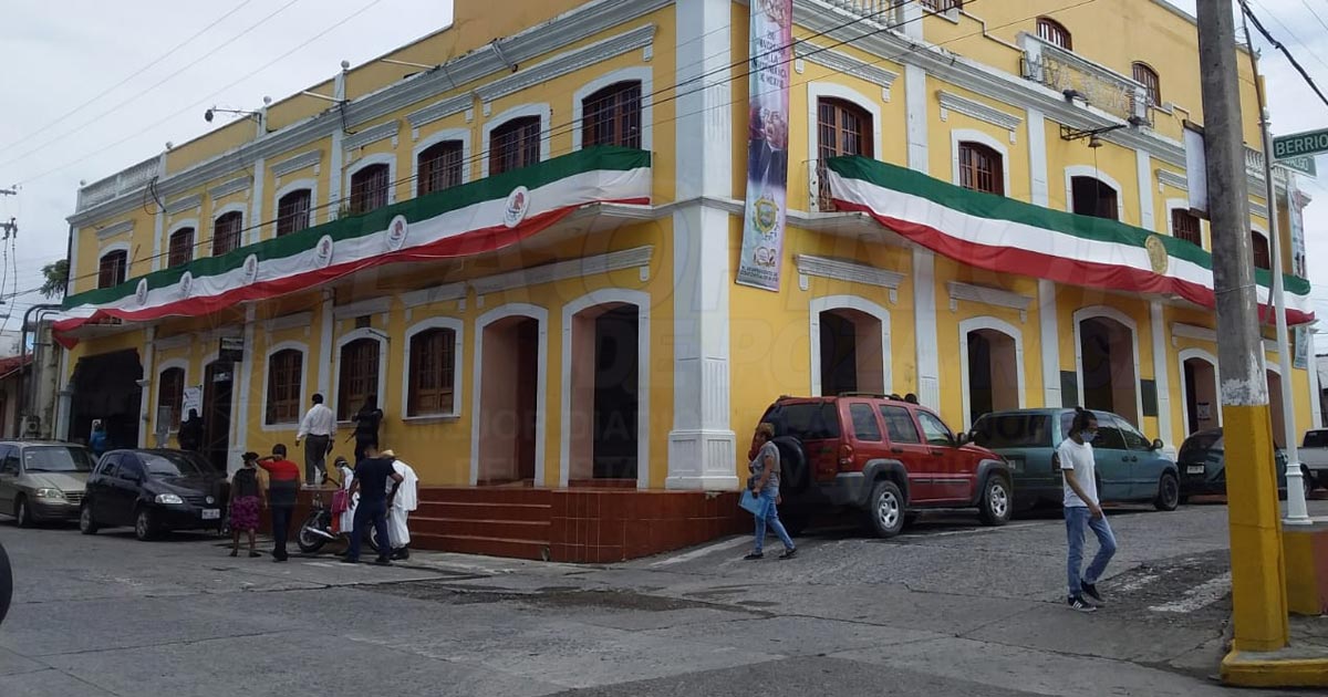 Aumento del 3% al salario obtienen empleados del ayuntamiento de Coatzintla