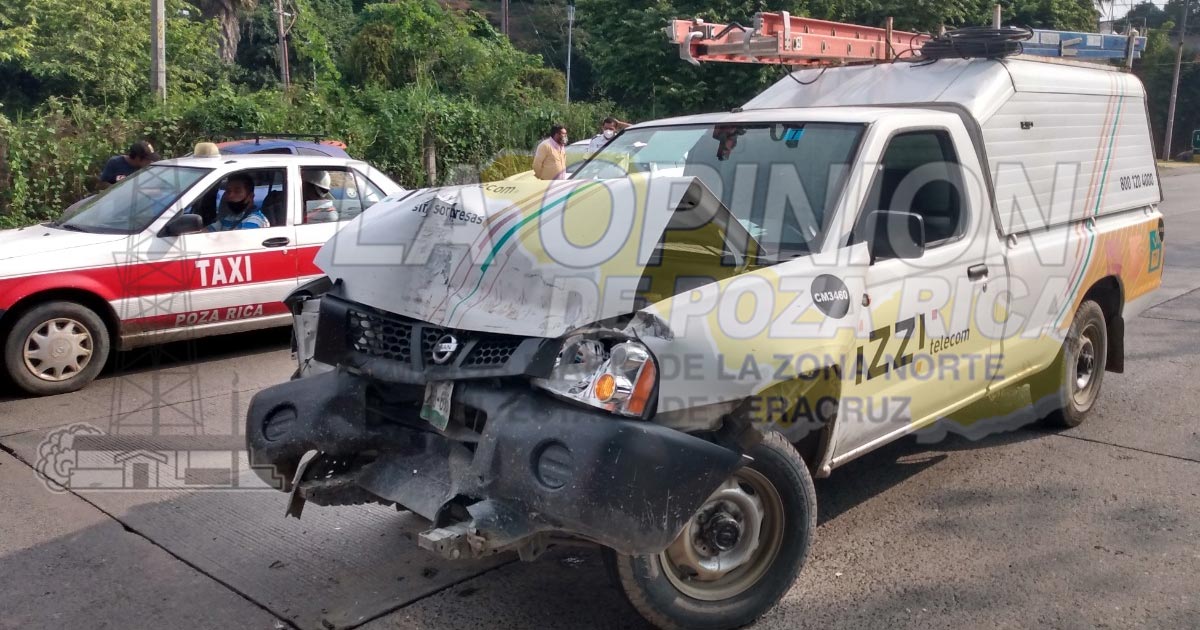Destroza camioneta al estrellarla en camión
