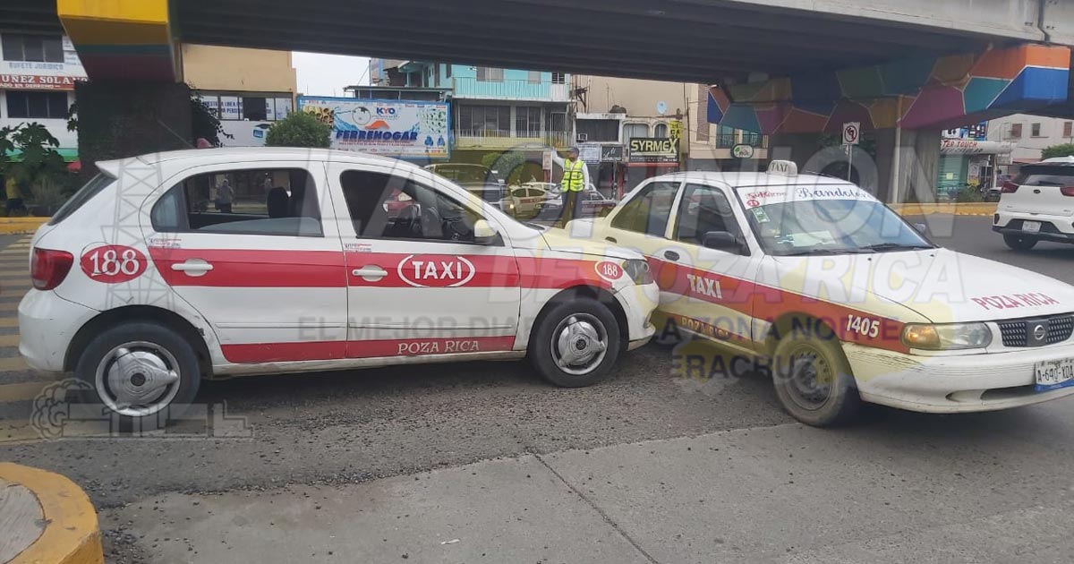 Un choque más de taxis en Poza Rica