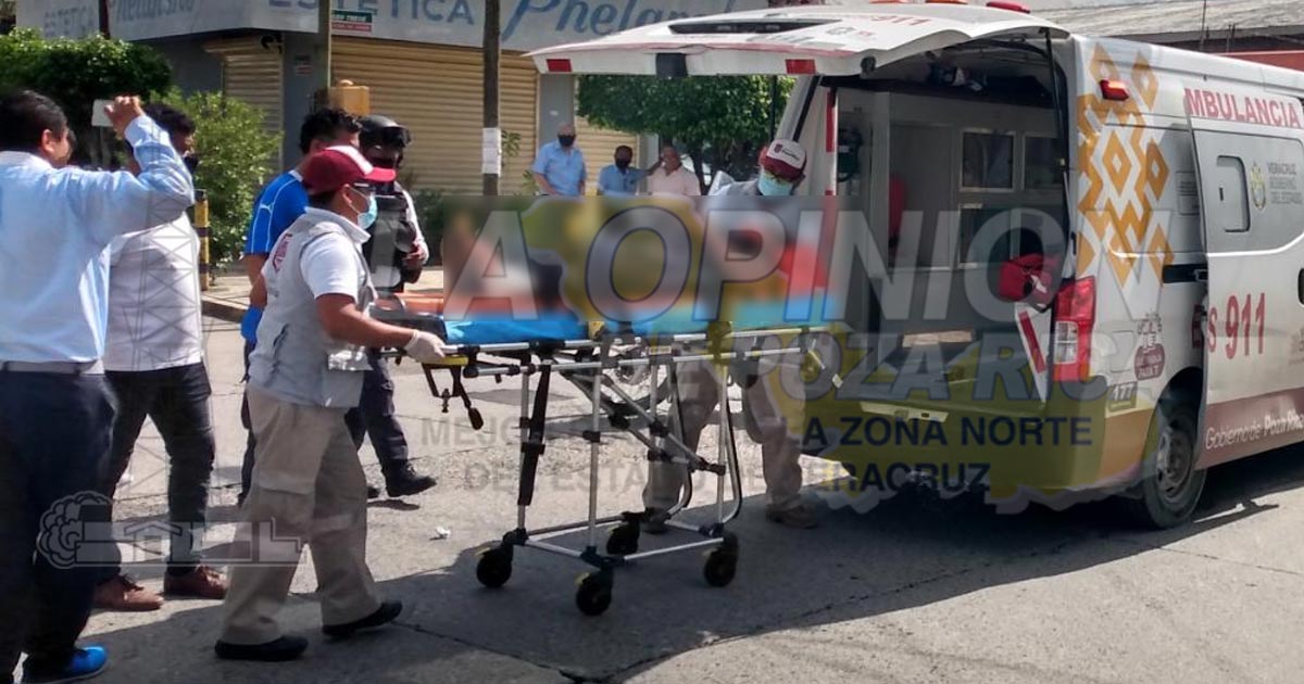 Auto fantasma embiste a una moto; una mujer lesionada