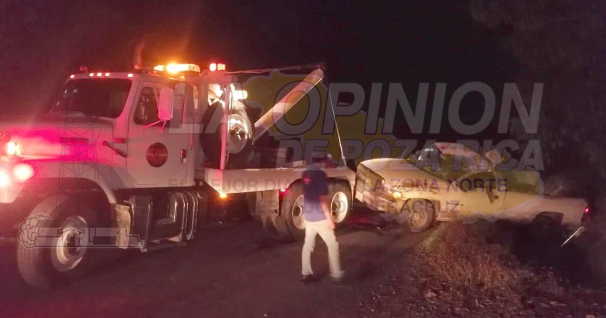 Vuelca pick-up cargada con cítricos