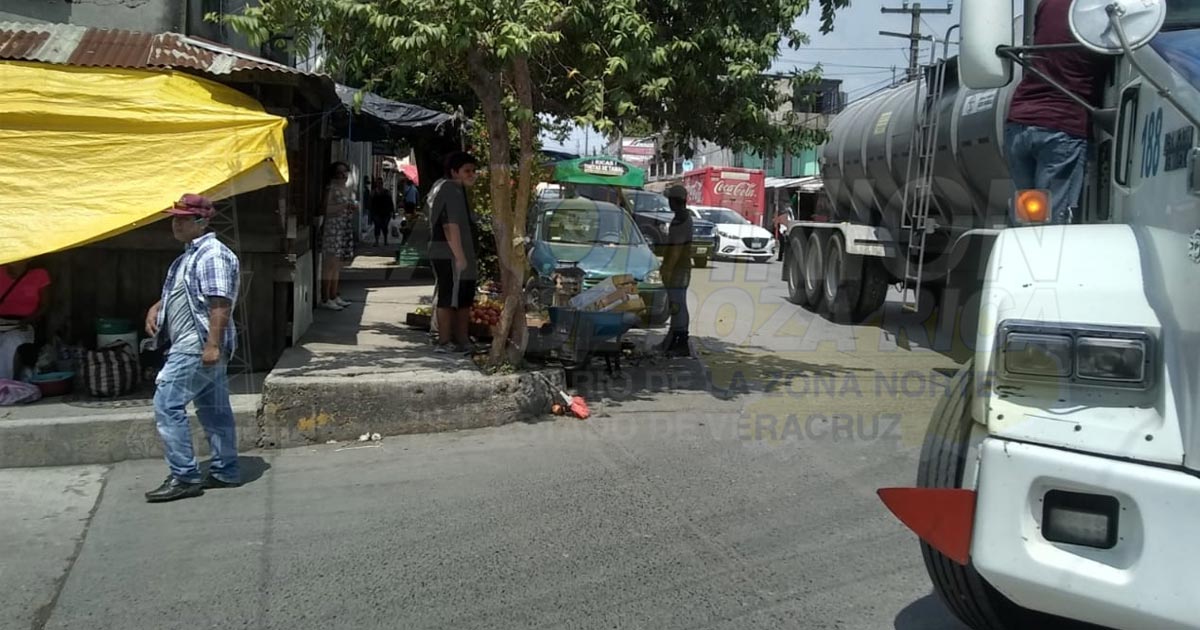 Pipa arrolla un puesto de frutas