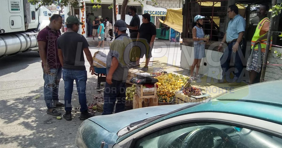 Pipa arrolla un puesto de frutas